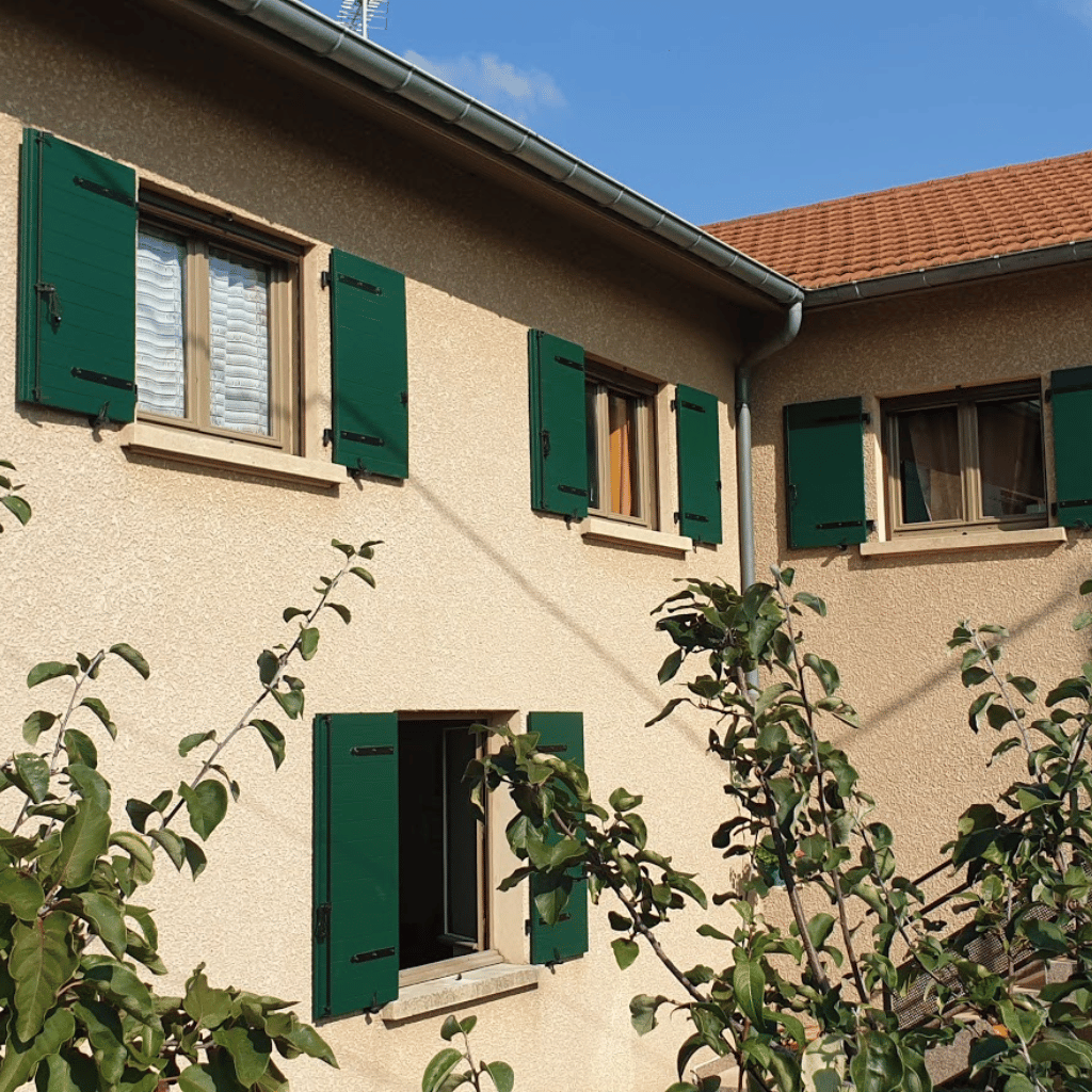 Maison avec des couleurs de volets verts